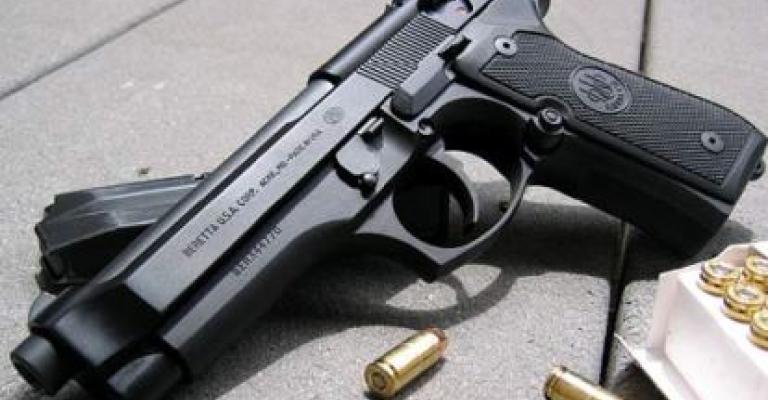 اصابة رجل امن في تبادل اطلاق النار مع لصوص 