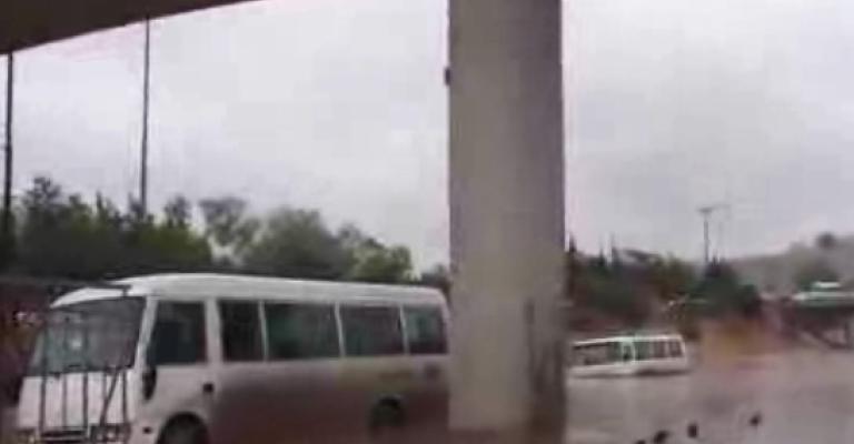 تجمعات الامطار تغلق طريق عمان- الزرقاء - فيديو 