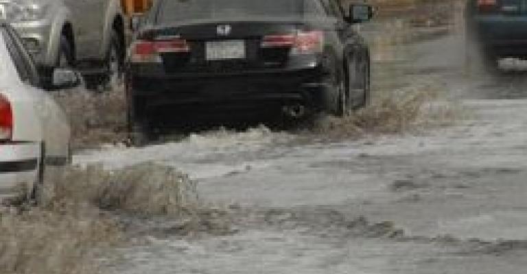 جبل النصر: مياه الأمطار تداهم المنازل والسيارات