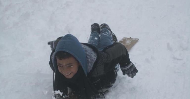 طفل يتزحلق على الثلج – عدسة ماجدة ابو طير/ فيسبوك 