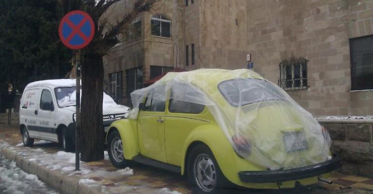 سيارة فوكس يحميها صاحبها من الصقيع خلال المنخفض- عدسة غسان فرج 
