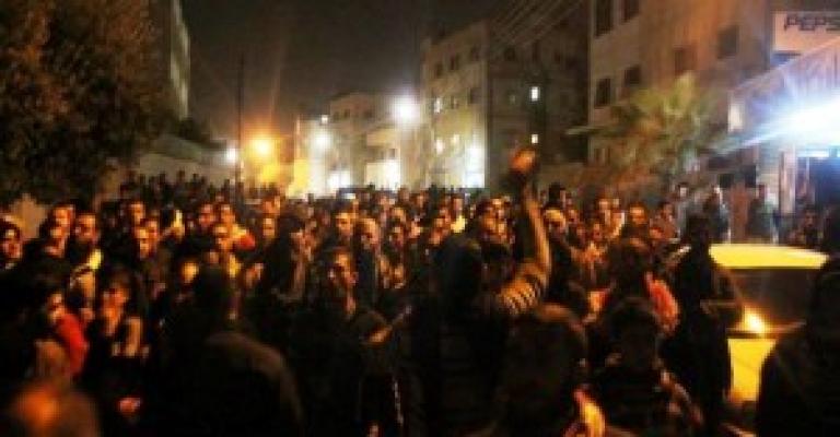 حي نزال: مؤازرو عليان يغلقون الطريق 