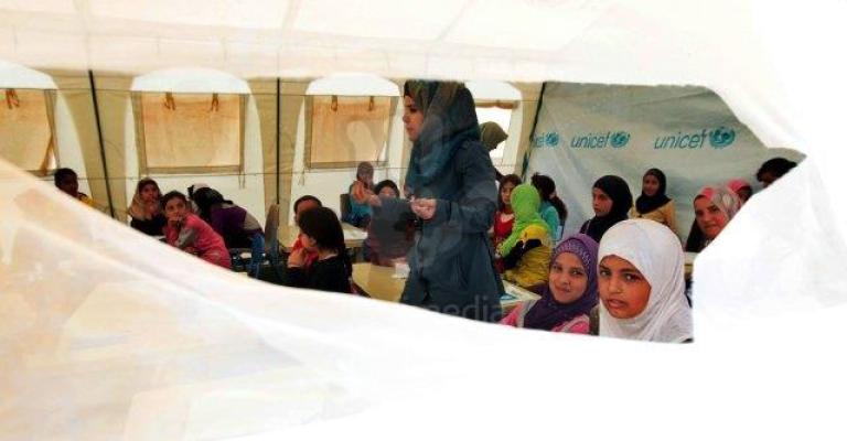 طالبات داخل خيمة تدريسية في الزعتري