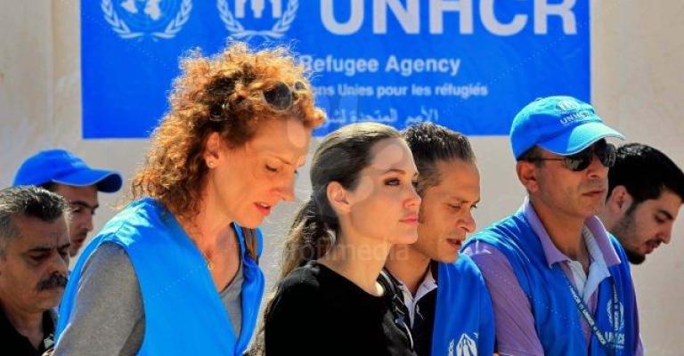 الممثلة العالمية أنجلينا جولي خلال زيارتها للاجئين
