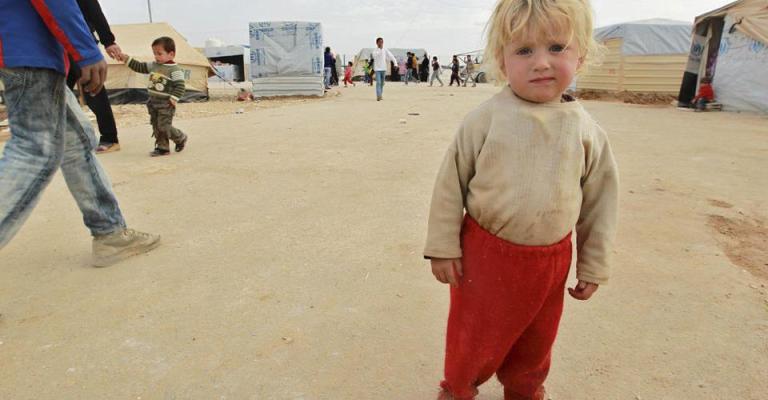 طفل لاجئ تظهر عليه ملامح البؤس