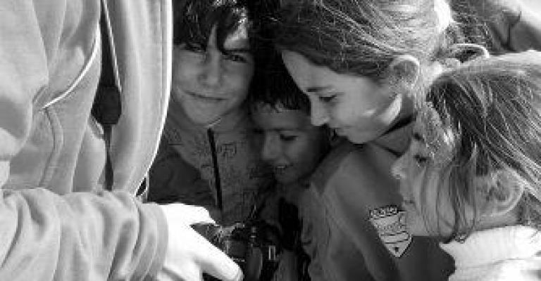 مصور فلسطيني يعرض صوره للأطفال  في الزعتري 