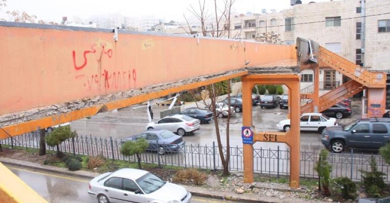 دوار المدينة: انهيار جزئي لجسر مشاه 