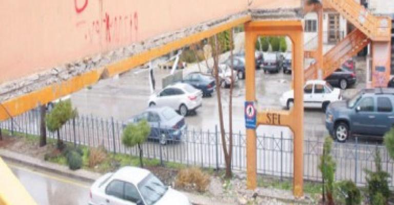 الامانة تعيد تركيب جسر المشاة في شارع المدينة قريبا 