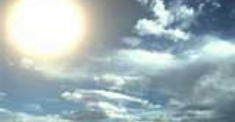 طقس دافئ الثلاثاء وأمطار الأربعاء والخميس 
