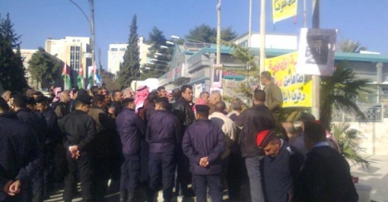 مفصولو "أورنج" يجددون اعتصامهم ويلوحون بالاستمرار