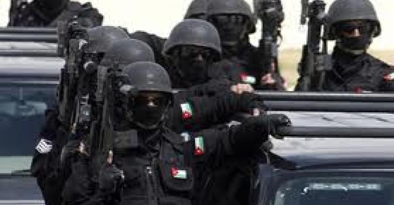 الطفيلة: مداهمة تسفر عن اعتقال مطلوب واحد 