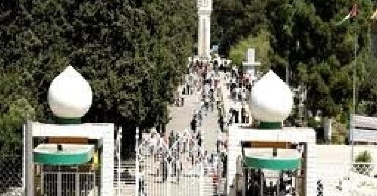 طلبة الأردنية يعتصمون احتجاجاً على الدفع قبل التسجيل