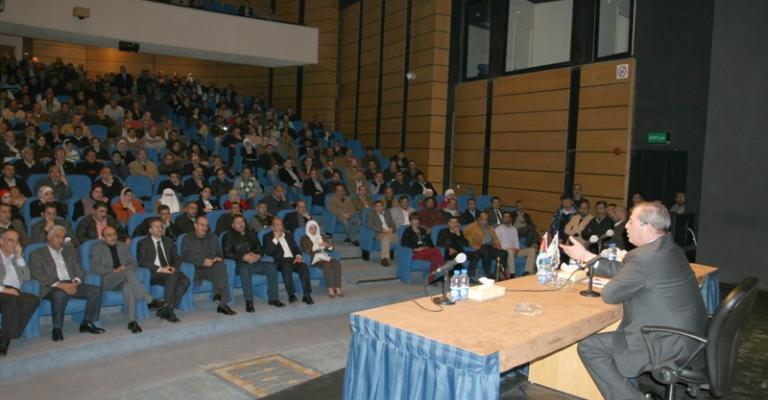 الكيلاني يستمع إلى مطالب موظفي الامانة 