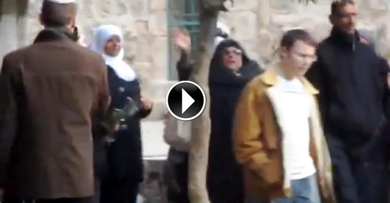 بالفيديو: اعتداءات وخلع حجاب طالبة بالأقصى