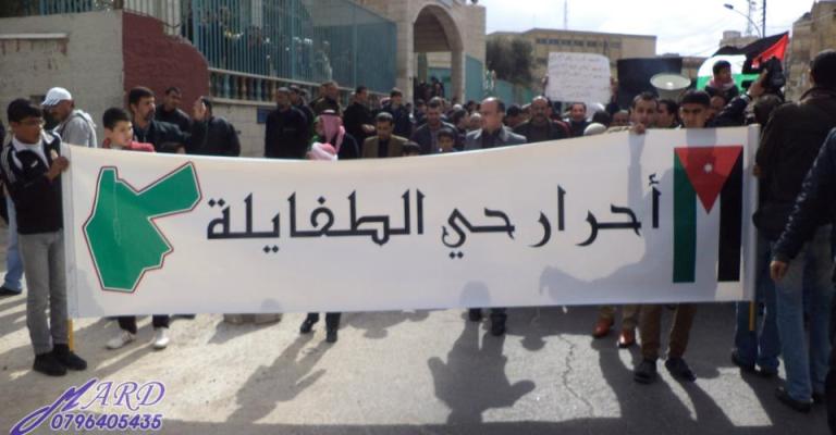 محاكمة شعبية لـ"رموز الفساد" في حي الطفايلة محاكمة شعبية لـ"رموز الفساد" في حي الطفايلة