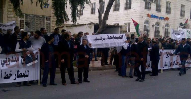 أصحاب المكاتب السياحية ينقلون اعتصامهم لدوار المطار أصحاب المكاتب السياحية ينقلون اعتصامهم لدوار المطار