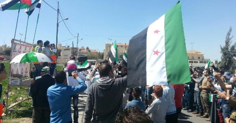 سوريون يعتصمون أمام سفارة بلادهم في عمان