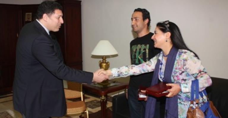 تكريم سيدة وعاملين مصريين بعد عثورهم وتسليمهم لـ 50 ألف دولار