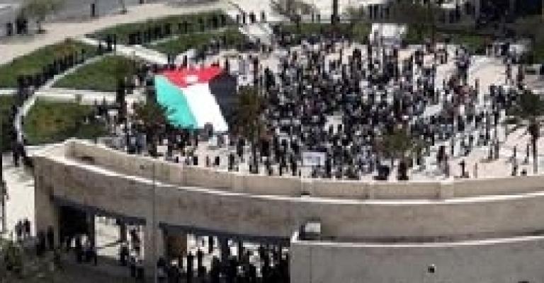 حاشية و حرس و ابواب مغلقة