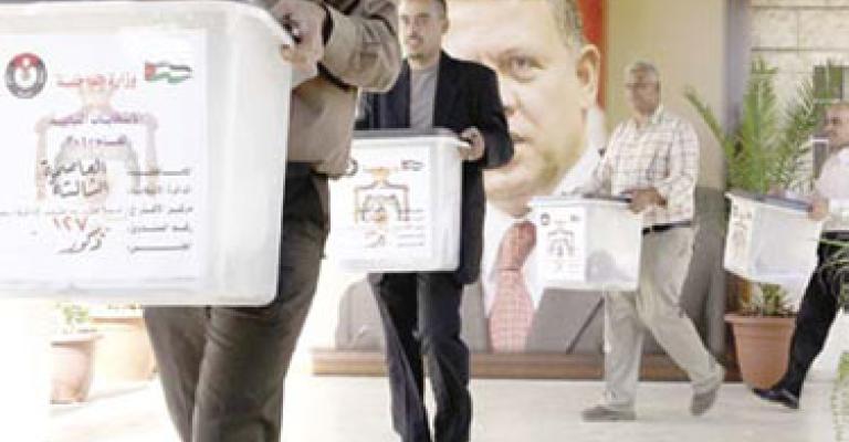 تسليم صناديق اقتراع ثانية عمان إلى اللجان