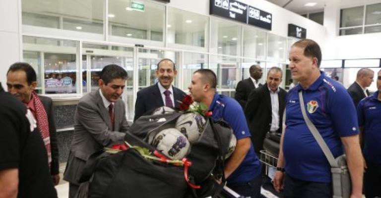 استقبال مهيب لبعثة المنتخب الوطني في الدوحة – صور