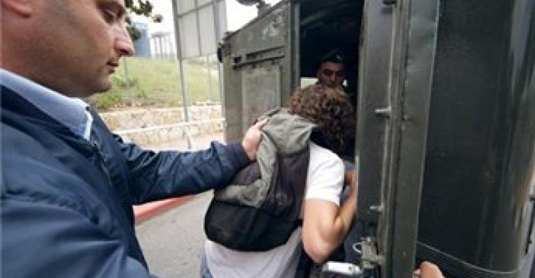ملاحقة الناشطين: سياسة إسرائيلية لمواجهة المقاومة السلمية