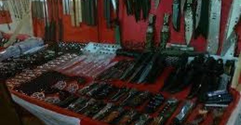أسلحة بيضاء تباع في شوارع عمان بوضح النهار
