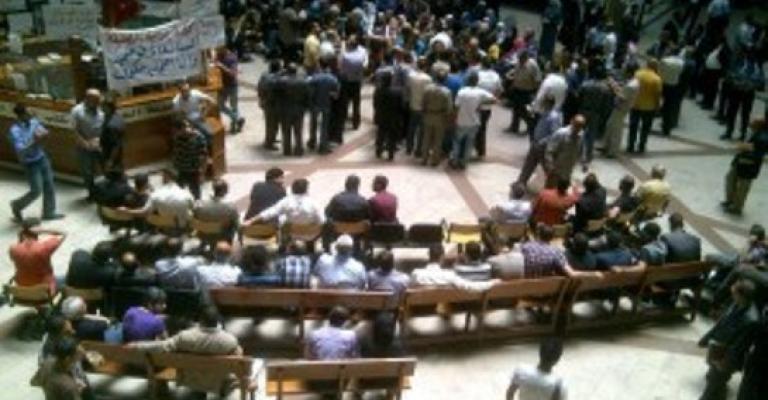 موظفو وزارة العدل يواصلون اضرابهم