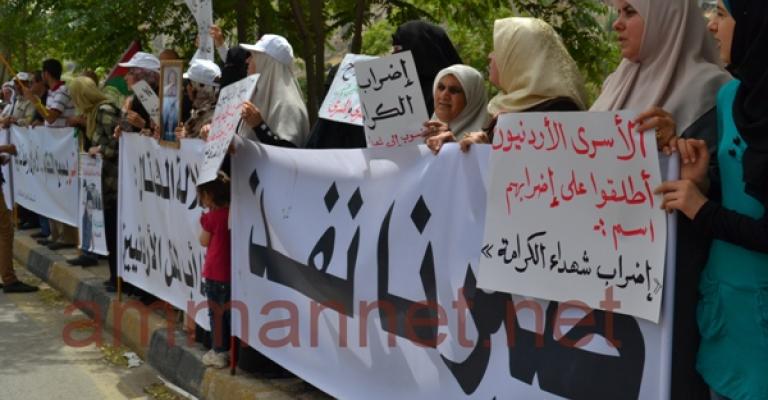 بالصور: أهالي الأسرى يطالبون النواب باستجواب جودة والسفير بتل أبيب