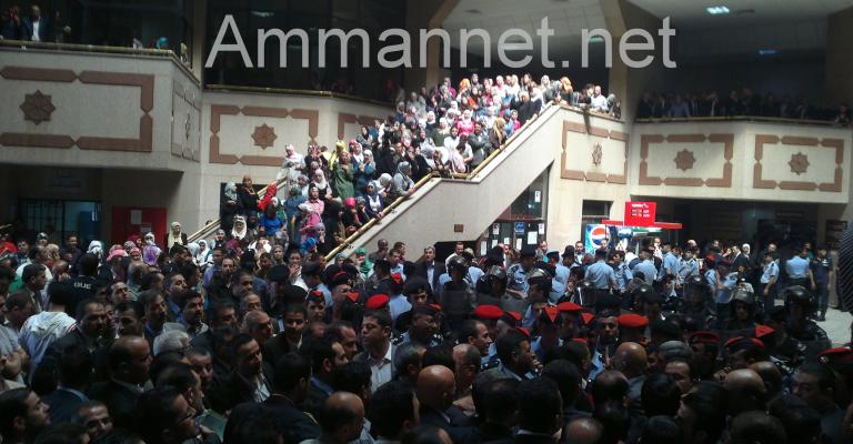 موظفو قصر العدل يطالبون باسقاط الوزير (صور)