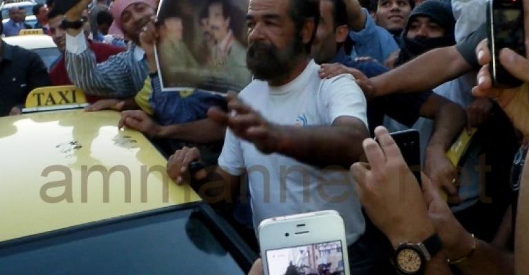 شبيه صدام حسين يثير حماس المعتصمين أمام السفارة العراقية- فيديو
