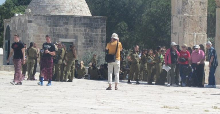 مجندات ومستوطنون يقتحمون باحات الأقصى