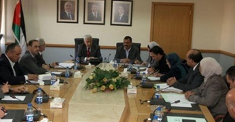 النسور: المواطن سيتحمل قرار تخفيض العجز التدريجي الناتج من الكهرباء