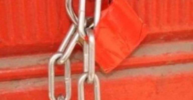 ضبط معدات مهربة ومزورة داخل مستودع شركة