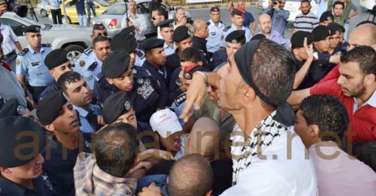 بالصور: توتر خلال اعتصام تضامني مع الأسرى أمام الرئاسة