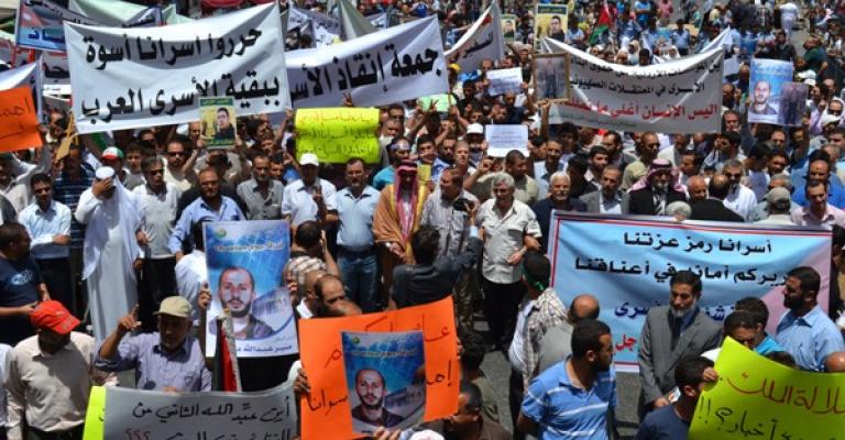 "إنقاذ الأسرى.. جمعة الأكفان" مسيرة حاشدة من أمام الحسيني- صور