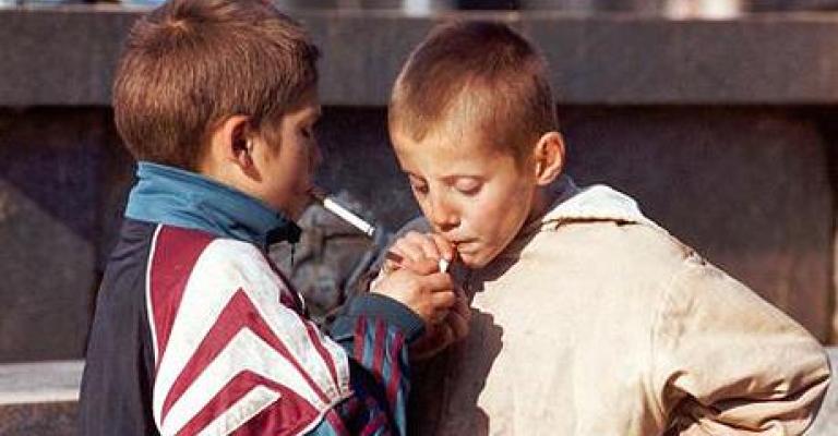 وباء التدخين يغزو مدارس الزرقاء، والرقابة في غيبوبة- صوت