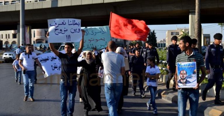 نقل اعتصام أهالي الأسرى للجهة الأخرى من الداخلية- صور