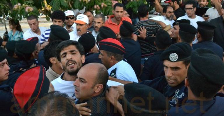 بالصور: اشتباكات بين الأمن وأهالي الأسرى ووقفة للمطالبة بالإفراج عن أحد المشاركين