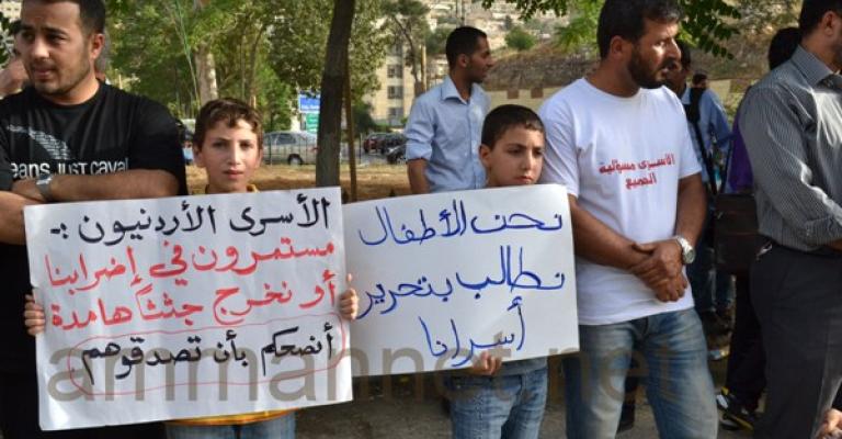 أهالي الأسرى أمام الرئاسة.. و"الأطباء" و"المحامون" يتضامنون مع قضيتهم