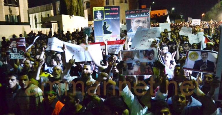 المئات أمام السفارة المصرية تأييدا لـ"شرعية" مرسي- صور