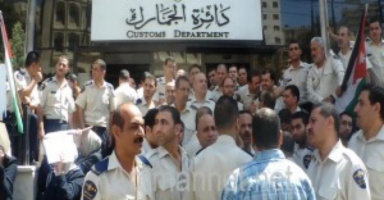 مدير الجمارك يحذر من غياب أي موظف الخميس مدير الجمارك يحذر من غياب أي موظف الخميس