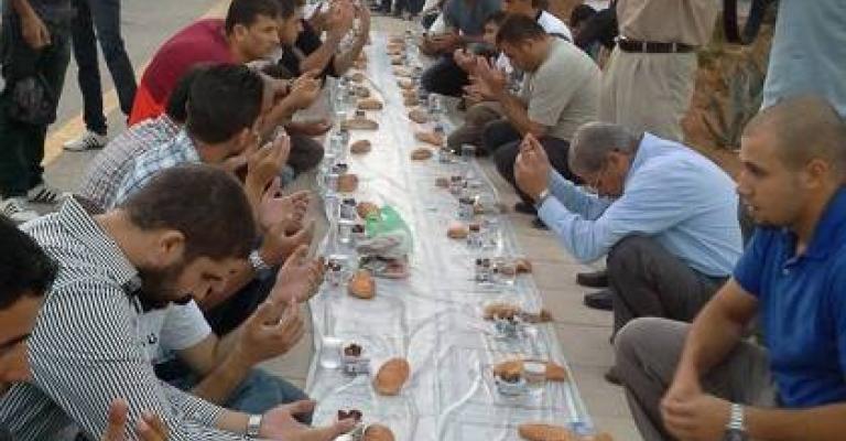 إفطار تقشفي أمام القصور ووقفة تضامنية مع الأسرى- صور إفطار تقشفي أمام القصور ووقفة تضامنية مع الأسرى- صور