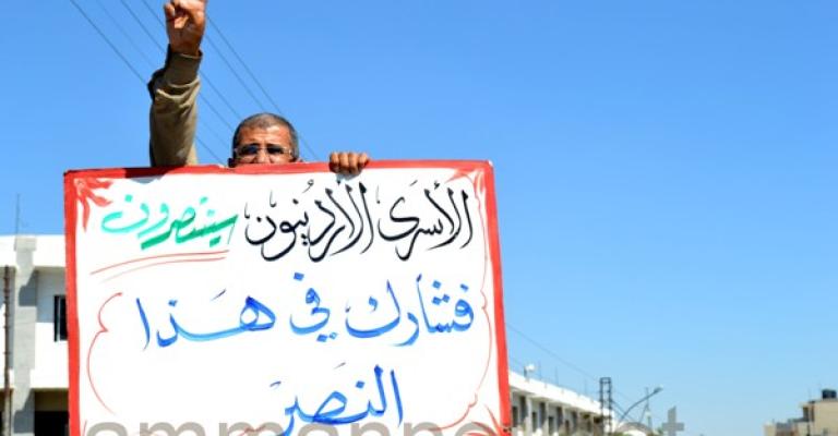 نقل الأسرى المضربين عن الطعام للمستشفى والأهالي يعتصمون أمام النواب