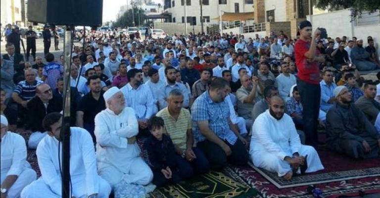 صلاة العيد أمام السفارة المصرية تأييدا لـ"شرعية" مرسي