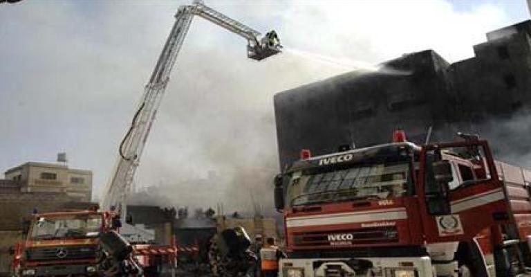 اخماد حريق داخل مستودعات لتخزين الكرتون في الهاشمي الشمالي