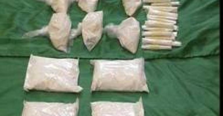 ضبط هيروين وسلاح ناري في مداهمة لمنزلين