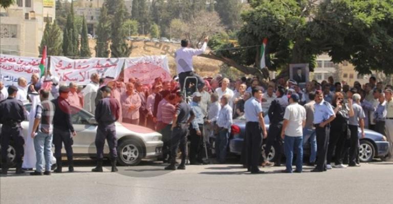 اعتصام "متضرري الخصخصة" أمام النواب- عدسة أحمد أبو حمد