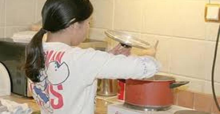 تفعيل خطوط ساخنة لشكاوى العمال المنزليين تفعيل خطوط ساخنة لشكاوى العمال المنزليين