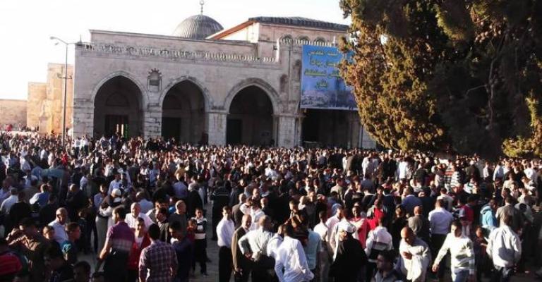 مئات المقدسيين يقيمون صلاة العيد في الأقصى
